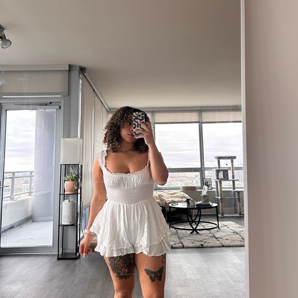 UO ROSIE SMOCKED TIERED RUFFLE ROMPER - Picture 3 of 4